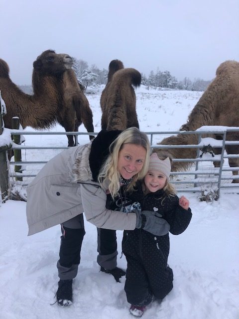 Karoline från Familjeaktiviteter i Väst gav kamelridning som julklapp till sin dotter
